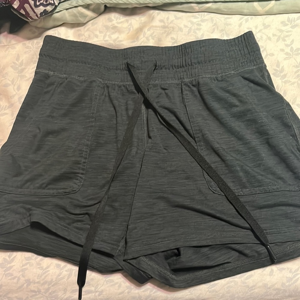 Amazon Essentials Women's Brushed Tech Stretch Short, dark grey, medium